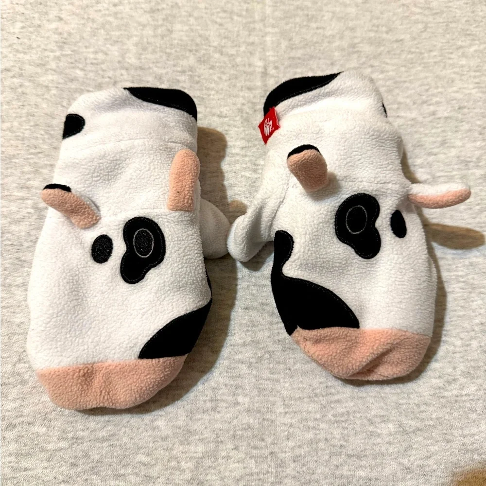 Chick-fil-A “Stories of Evergreen Hills” Cow Mittens- Kids Size Medium 🐄 RARE‎